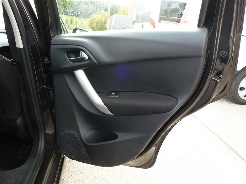 Citroën C3 1,4 i Black Edition - fotka 22 z 48