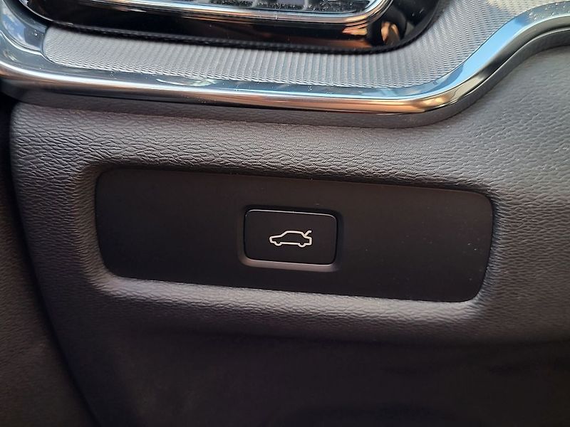 Volvo V60 PLUS DARK B4 FWD 145 kW - fotka 25 z 37