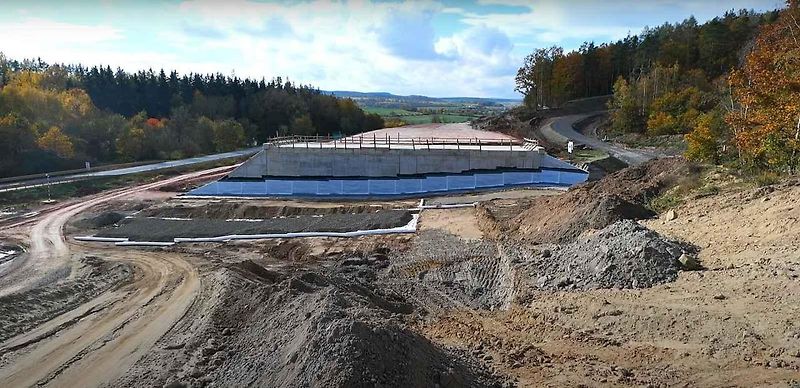 Stavba dálnice D6 u Hořesedel.