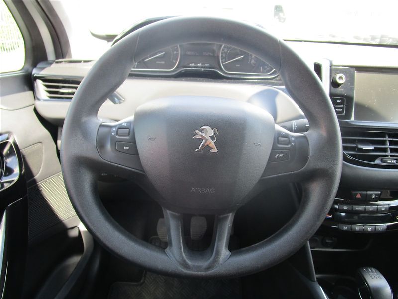 Peugeot 208 1.2i Klima, Navi - fotka 8 z 38