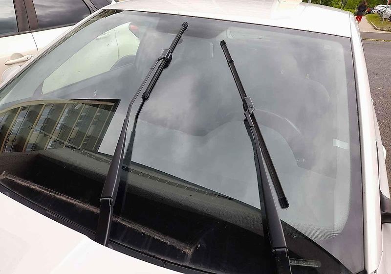 Stěrače v takzvané montážní poloze u vozu Škoda Fabia.