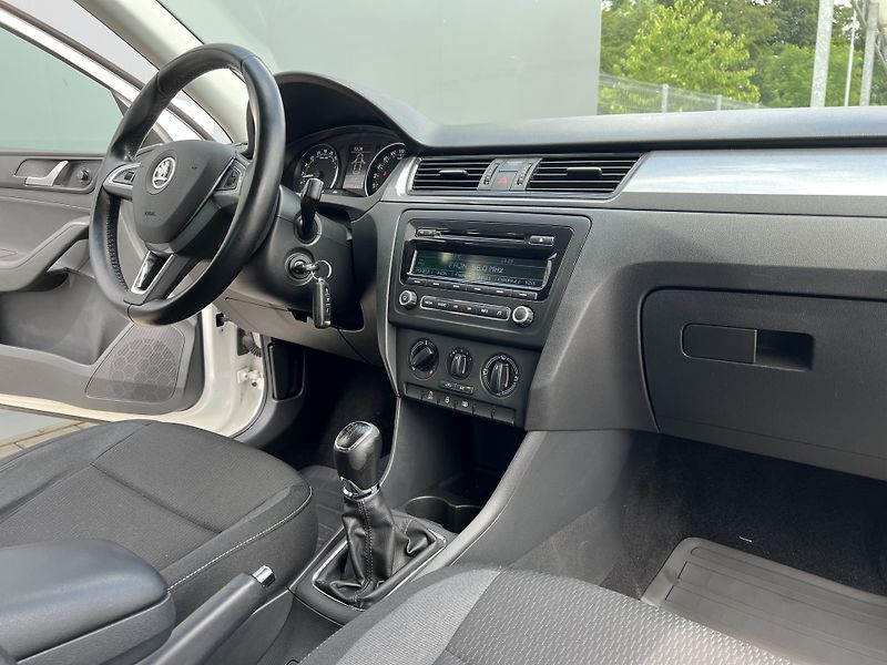 Škoda Rapid (2015) 1,6TDi 77kW AMBITION - fotka 28 z 32