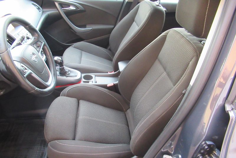 Opel Astra ST 1.6 CDTi KLIMA NAVI TAŽNÉ - fotka 16 z 23