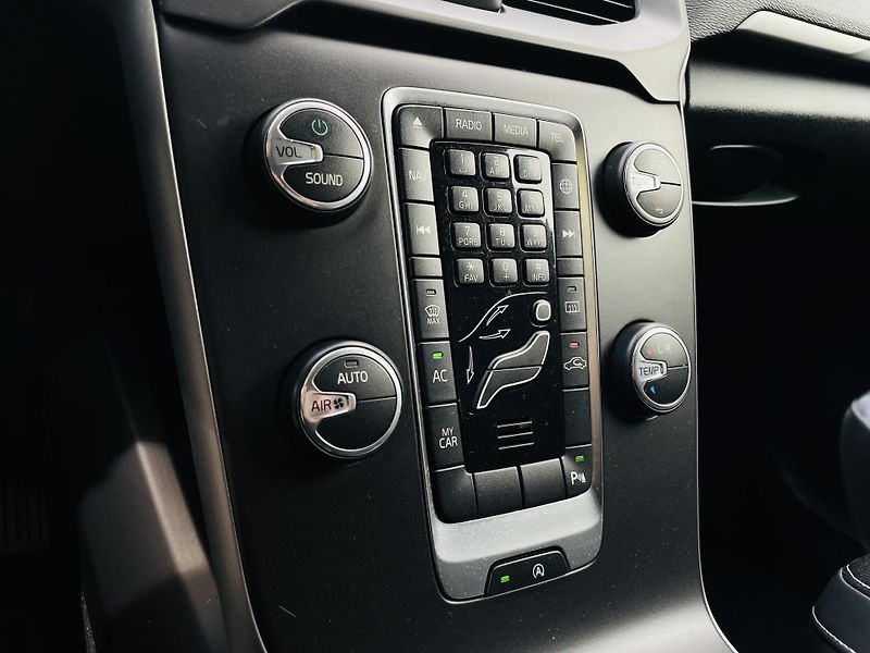 Volvo V40 2.0i MANUÁL KAMERA SERVISKA - fotka 39 z 45
