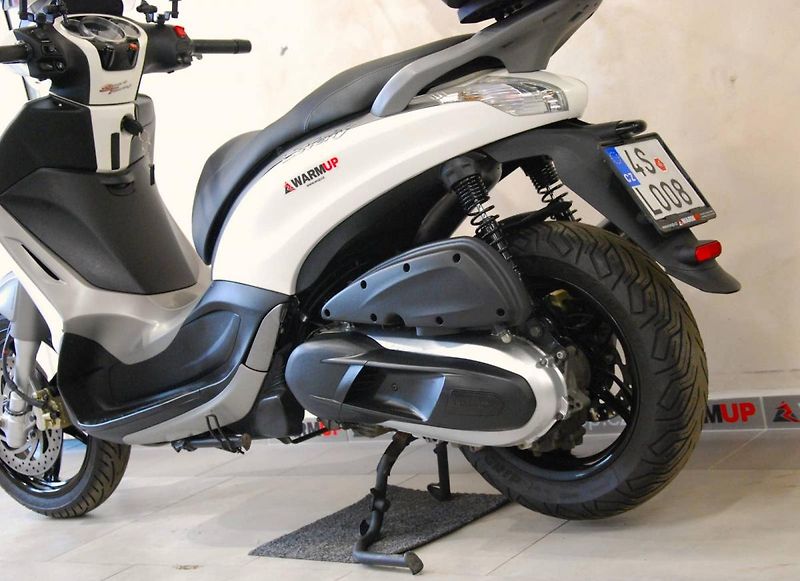 Piaggio Beverly 350 (2015) ABS + ASR - fotka 18 z 20