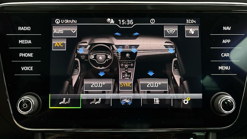Škoda Superb 2.0 TDI Ambition Combi - fotka 27 z 29