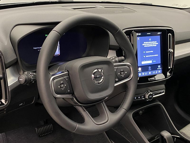 Volvo XC40 (2025) B3 AUT DARK PLUS - fotka 4 z 48