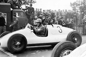 Tatra 607 monopost byl závodní speciál, který splňoval specifikace tehdejšího seriálu mistroství světa F1. Na snímku je jeden z jezdců s vozem Tatra 607-2 na startu Lounského trianglu. Asi v roce 1955.