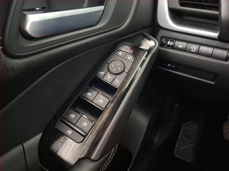 Nissan Qashqai (2021) 1.3 DIG-T - fotka 18 z 18