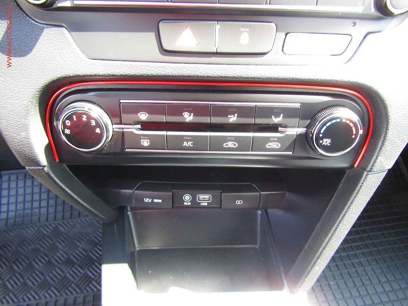 Kia Ceed (2018) 1.4i, ČR, AC, temp, tažné - fotka 16 z 21