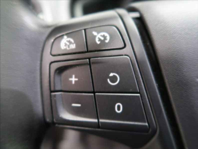 Volvo V40 2,0 D AT - fotka 16 z 22