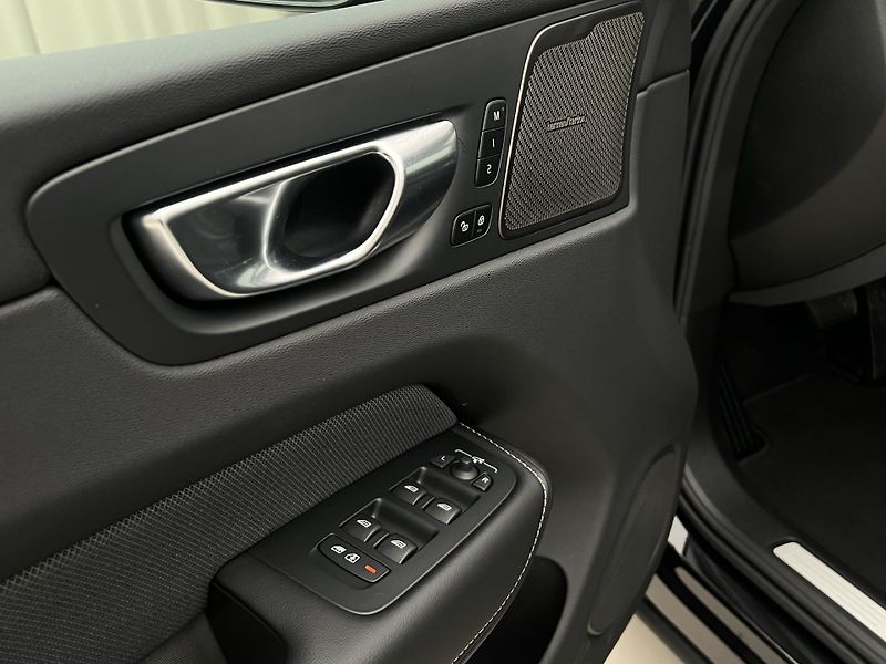 Volvo XC60 B5 AWD BLACK EDITION PLUS AUT - fotka 50 z 51