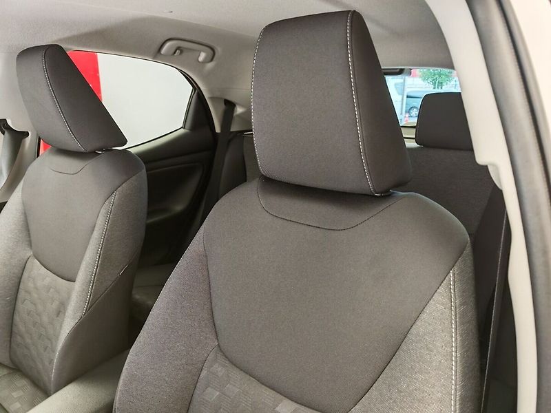 Toyota Yaris 1.5 Hybrid e-CVT Style - fotka 14 z 35