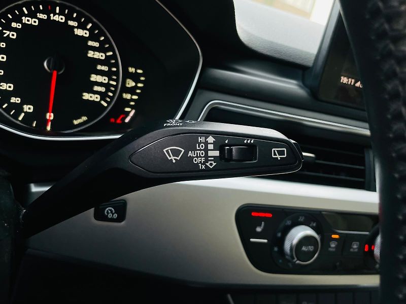 Audi A4 Avant 2.0TD AUT VÝHŘEV SENZORY - fotka 43 z 48