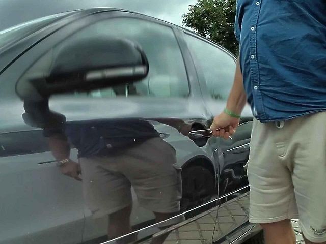 Zloděj vykrádající zaparkované škodovky a volkswageny dokázal auta bez poškození otevřít a při odchodu opět uzamknout.