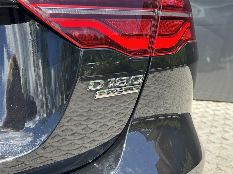 Jaguar XE 2,0 D180 R-Dynamic S AT DPH - fotka 28 z 31