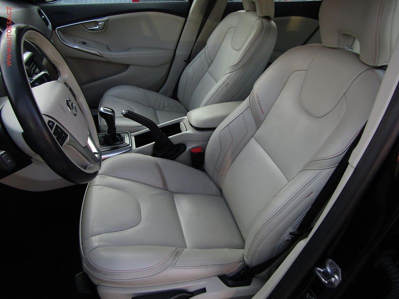 Volvo V40 (2017) 2.0 D2, AC, LED, kůže - fotka 9 z 17