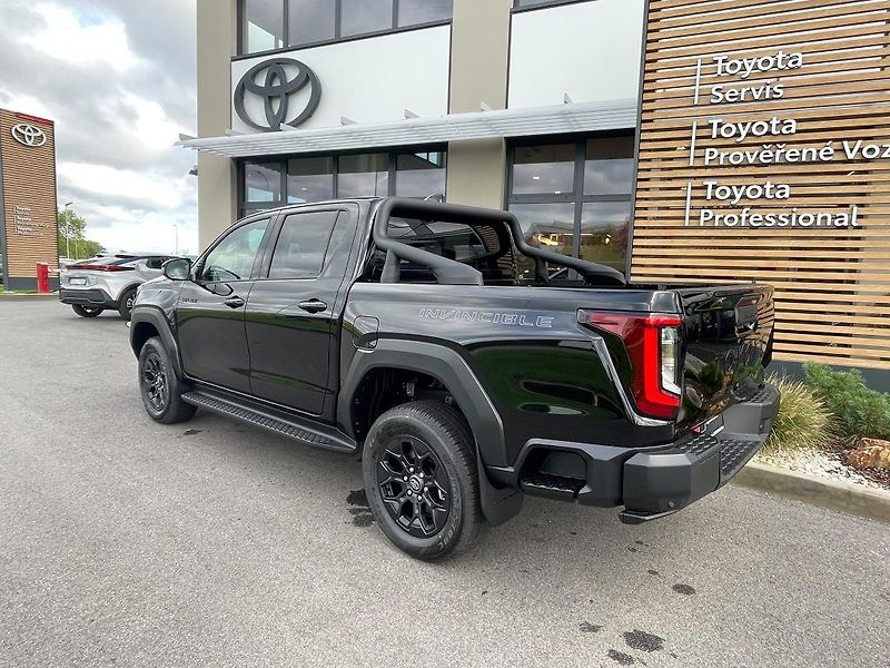 Toyota Hilux 2.8D automat Invincible - fotka 5 z 29