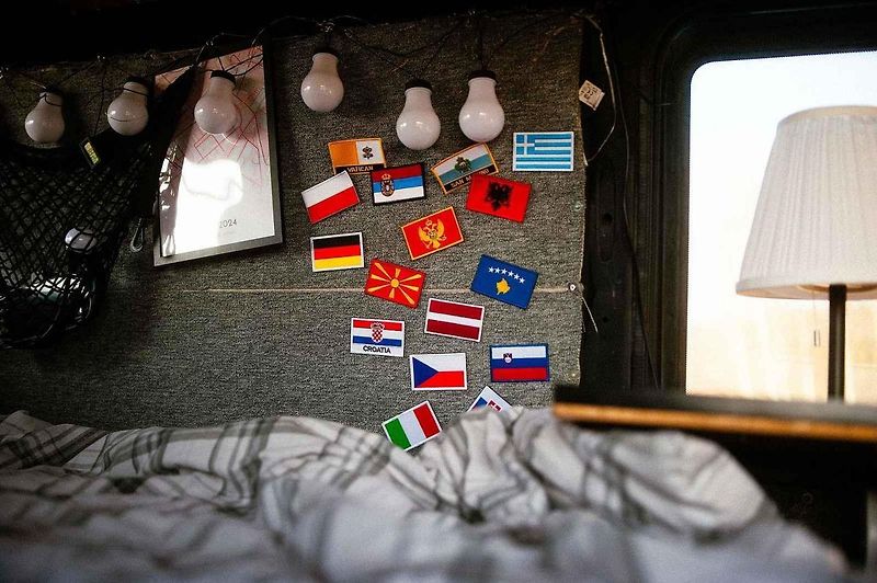 Cestování v dodávce je uměním minimalismu a schopnosti přizpůsobit se náročným podmínkám.