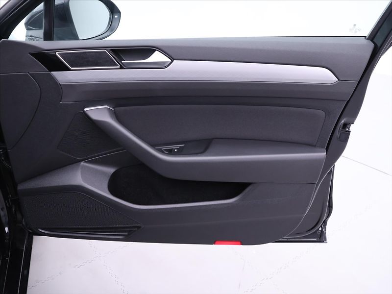 Volkswagen Passat 2,0 TDI 110kW DSG Matrix DPH - fotka 13 z 39