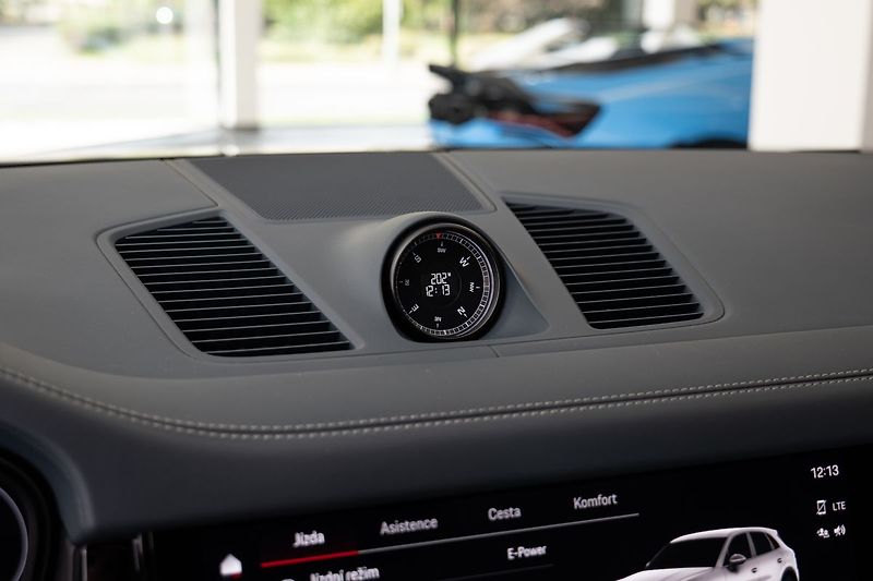 Porsche Cayenne E-Hybrid Platinum Edition/Bose - fotka 16 z 28