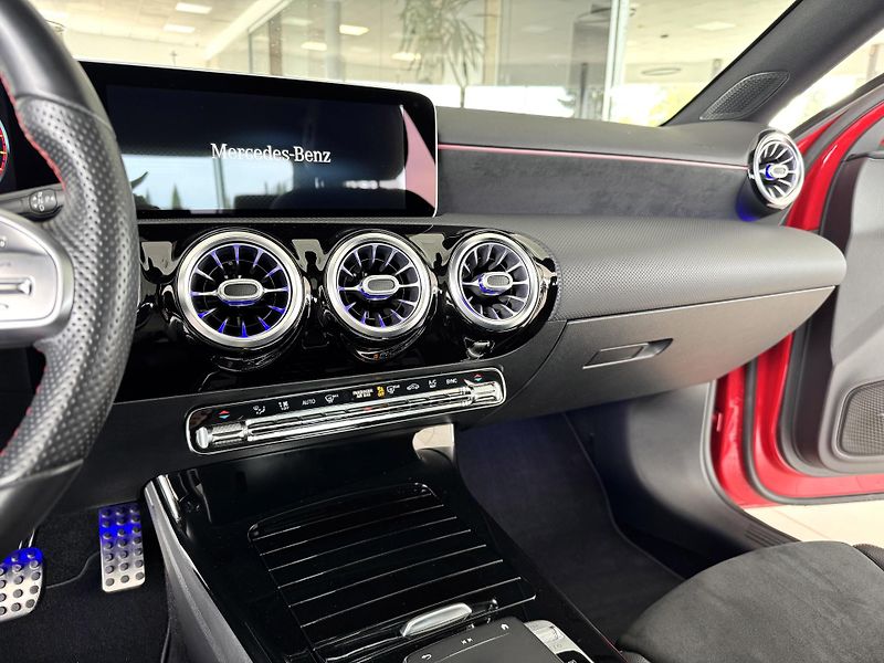 Mercedes-Benz Třídy A 200 AMG AUT*Panorama*Distronic - fotka 21 z 39