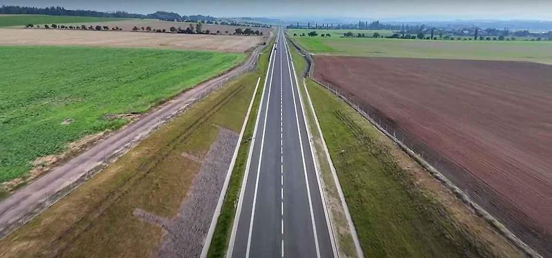 Obchvat Jaroměře z ptačí perspektivy. Průlet nad stavbou před dokončením.