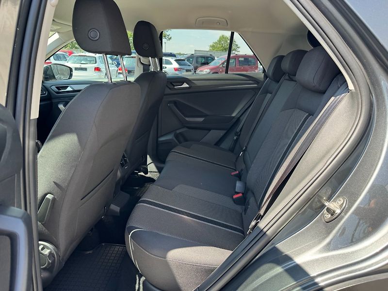 Volkswagen T-Roc (2018) Design 1.0 TSI 85kW - fotka 11 z 35