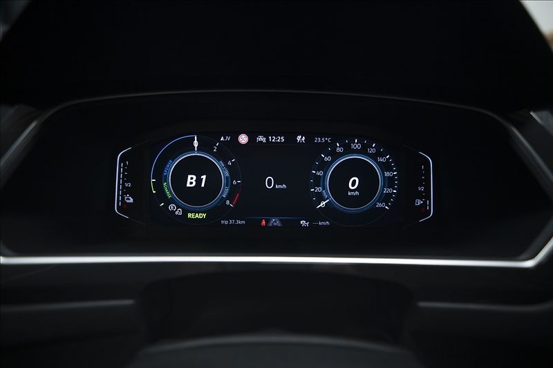 Volkswagen Tiguan 1,4 TSI DSG eHYBRID R-LINE ČR - fotka 33 z 46