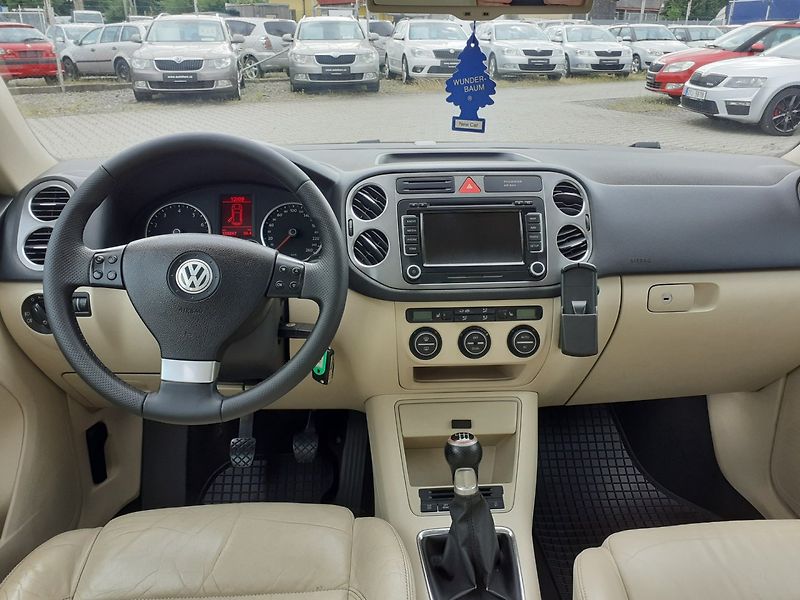 Volkswagen Tiguan (2010) 2.0 TSi R-Line 4x4 - fotka 7 z 34