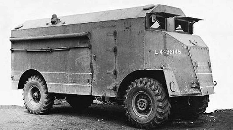 Obrněné velitelské vozidlo Dorchester Československé samostatné obrněné brigády ve Velké Británii při květnov přehlídce v Praze v roce 1945.