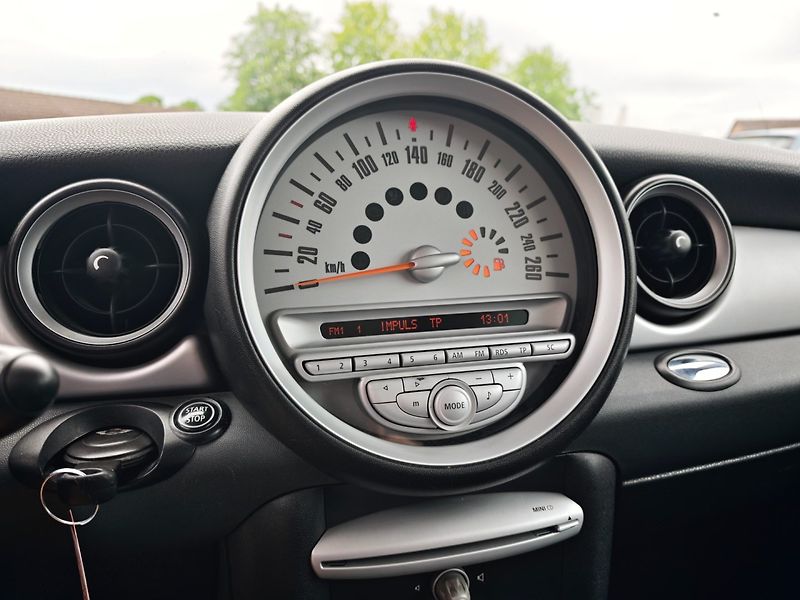 Mini Cooper (2009) ONE 1,4i 70Kw - fotka 20 z 25