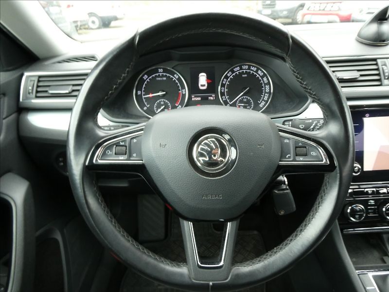 Škoda Superb 1,6 TDi 88kW DPH 2x kola - fotka 25 z 35