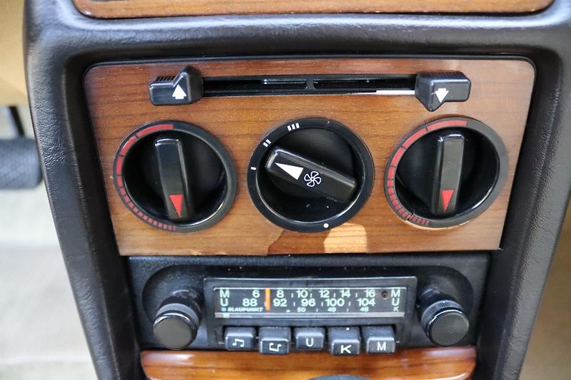 Mercedes-Benz 123 230CE KUPÉ AUTOMAT 100kW - fotka 29 z 48