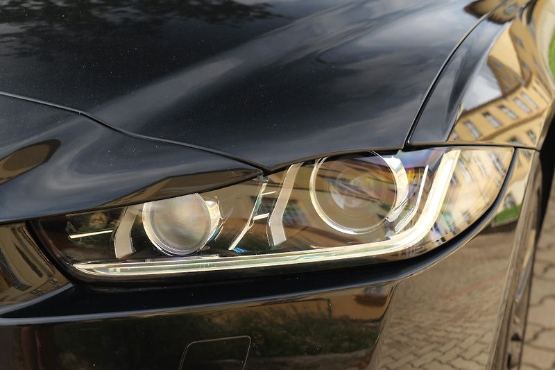 Jaguar XE 20t Prestige Meridian Kůže - fotka 11 z 35