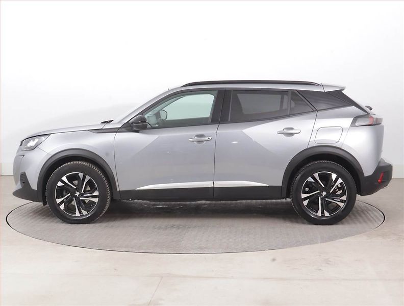Peugeot 2008 (2022) Allure 1.2 PureTech, Automat - fotka 3 z 17