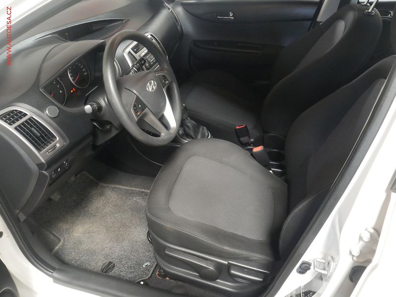 Hyundai i20 (2012) 1.2i, AC - fotka 9 z 17