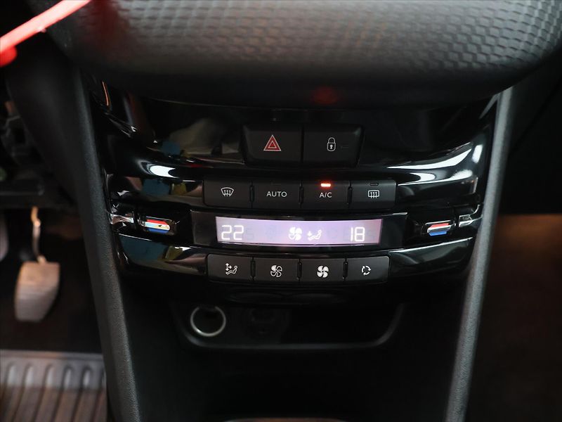 Peugeot 2008 1,2 Puretech 81kW Allure - fotka 17 z 25