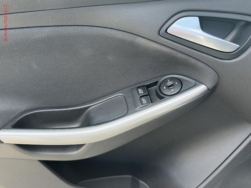 Ford Focus (2014) 1.6 TDCi, AC, výhřev sed - fotka 11 z 18