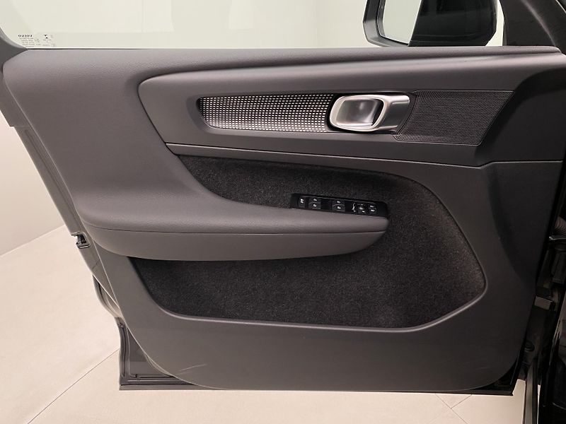 Volvo XC40 PURE ELECTRIC RECHARGE CORE - fotka 7 z 52