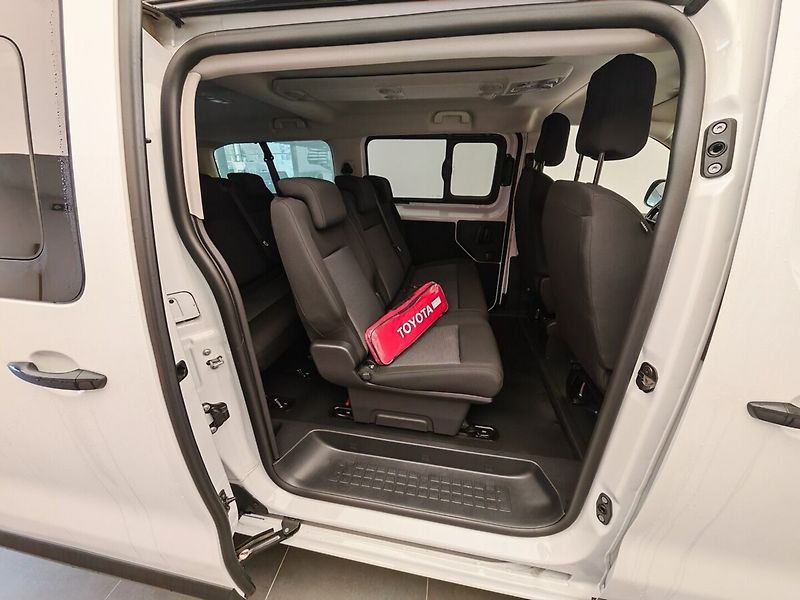 Toyota ProAce Verso 2,0D L2 6MT Combi 8S - fotka 17 z 32
