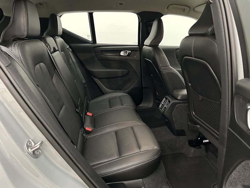 Volvo XC40 2.0 B3 ESSENTIAL - fotka 15 z 30