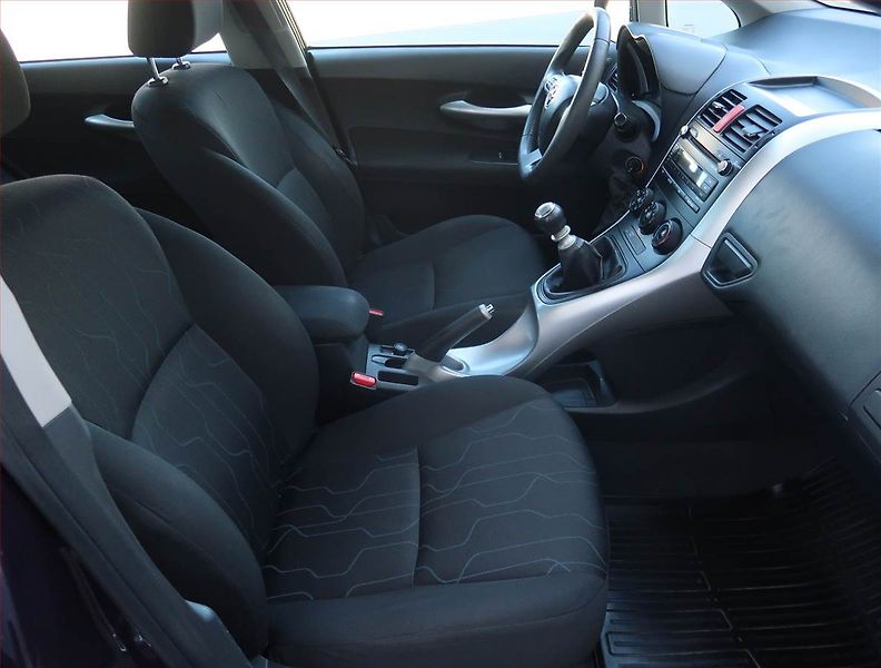 Toyota Auris (2010) 1.6 Valvematic - fotka 9 z 18
