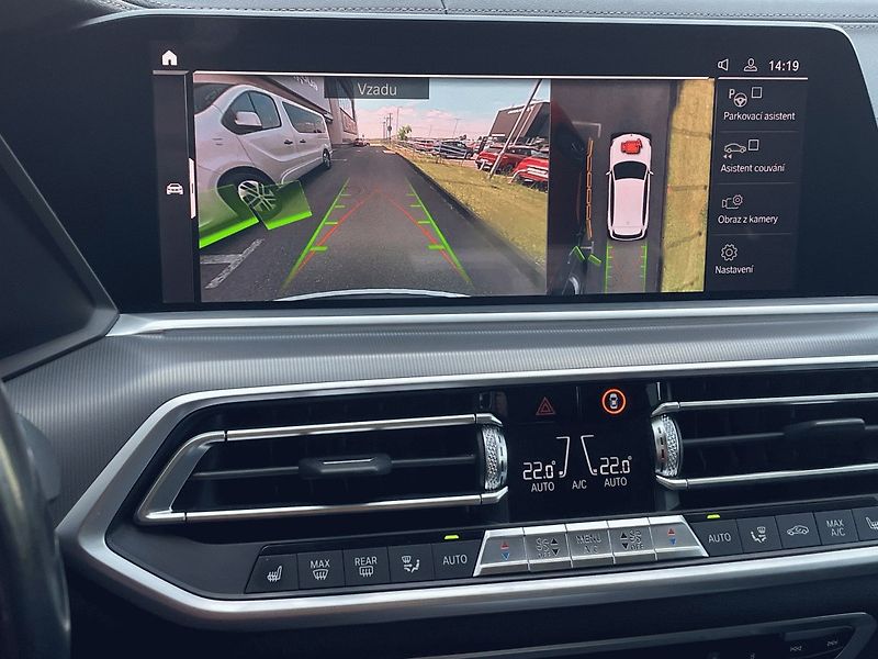 BMW X5 (2019) xDrive 40i AT 340k - fotka 14 z 28