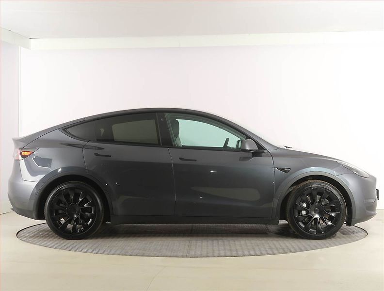 Tesla Model Y (2022) Long Range AWD 79kWh, SoH 89% - fotka 6 z 33