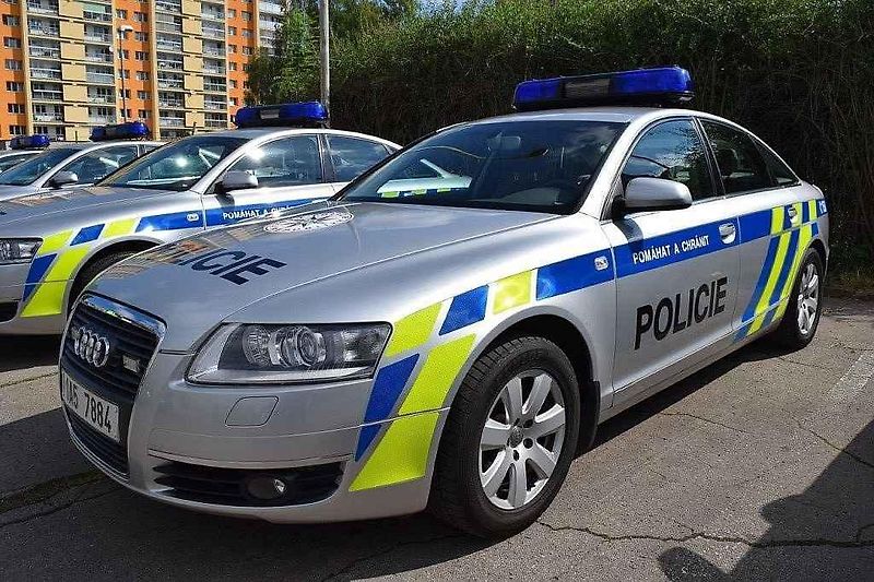 Dopravní policisté převzali deset exemplářů Audi A6. Jde o starší auta.