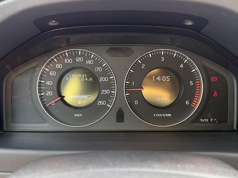 Volvo V70 2.4 D5 KŮŽE NAVIGACE SERVISKA - fotka 16 z 44