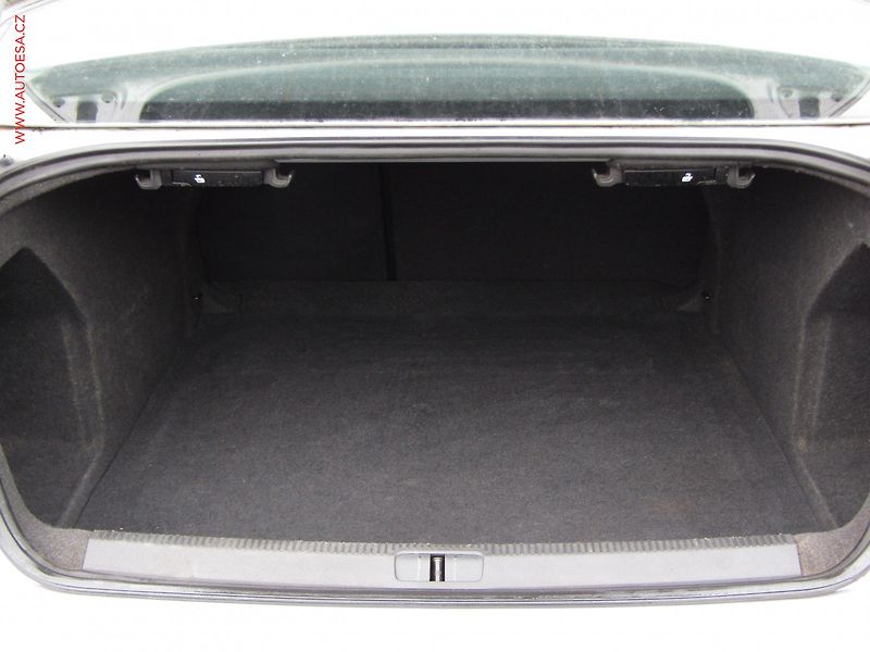 Volkswagen Passat (2011) 1.4 TSi, AC, výhřev sed - fotka 7 z 20