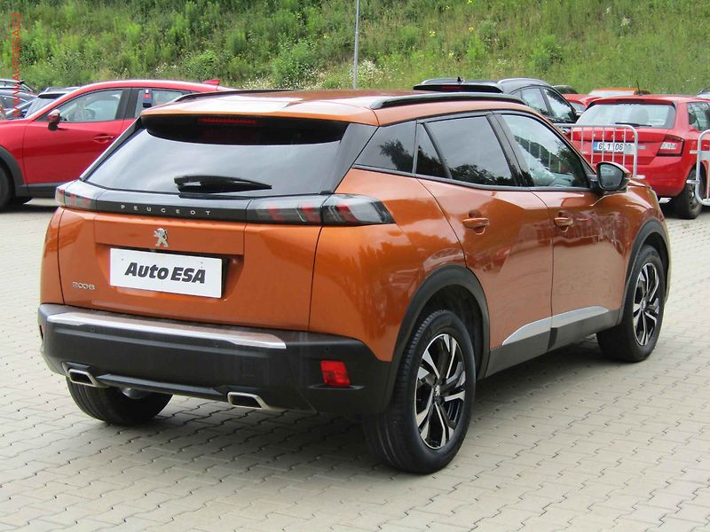 Peugeot 2008 (2020) 1.2PT, Allure, LED, kamera - fotka 4 z 15