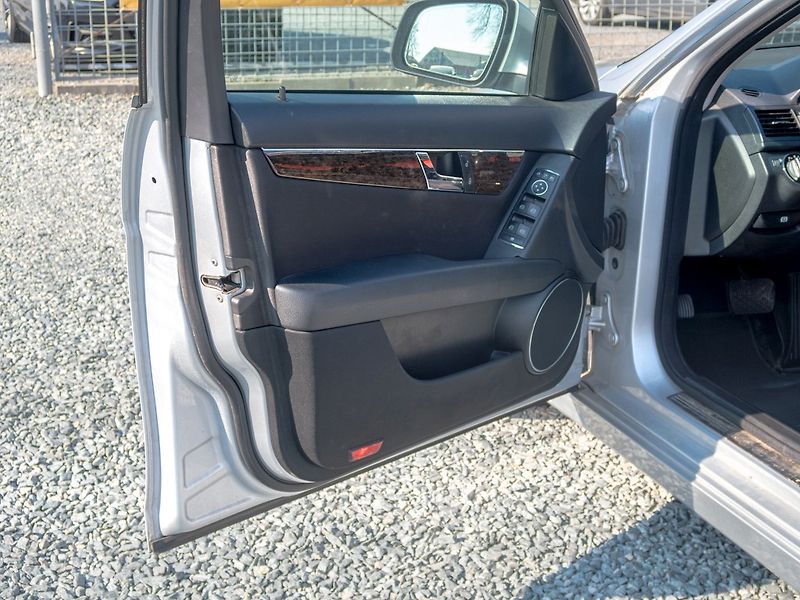 Mercedes-Benz Třídy C (2009) 200 135KW mat – NAVIGACE - fotka 11 z 46